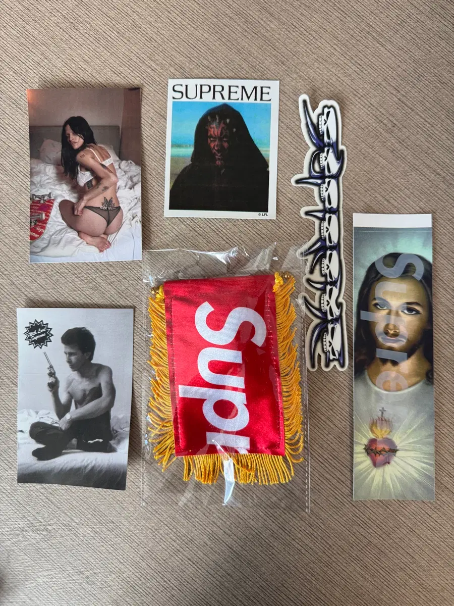 슈프림 26FW 스티커 프리기프트