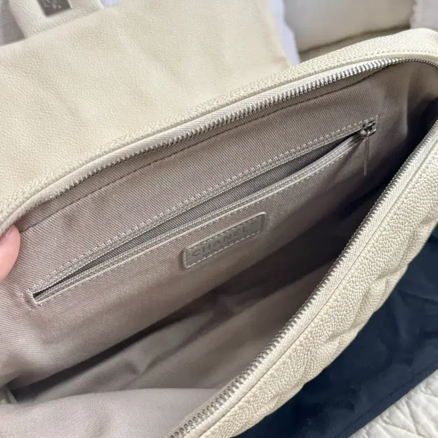 샤넬 클래식 미듐 캐비어 화이트 사진 5