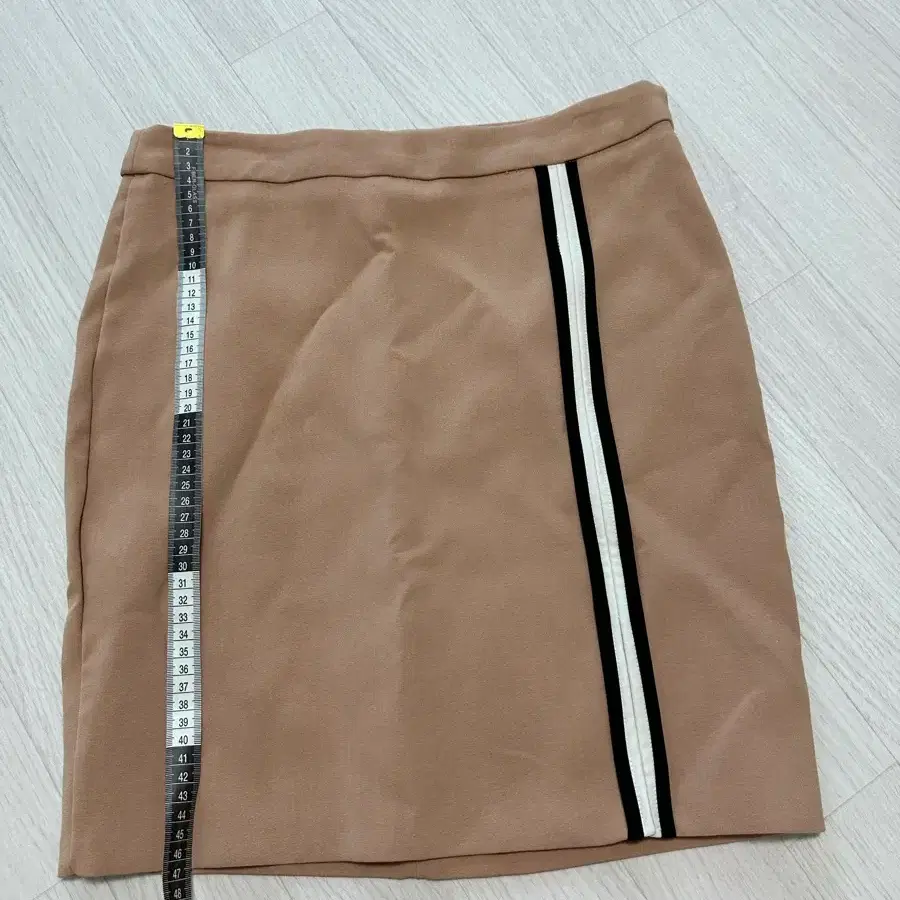 베이지색 H라인 트임 스커트