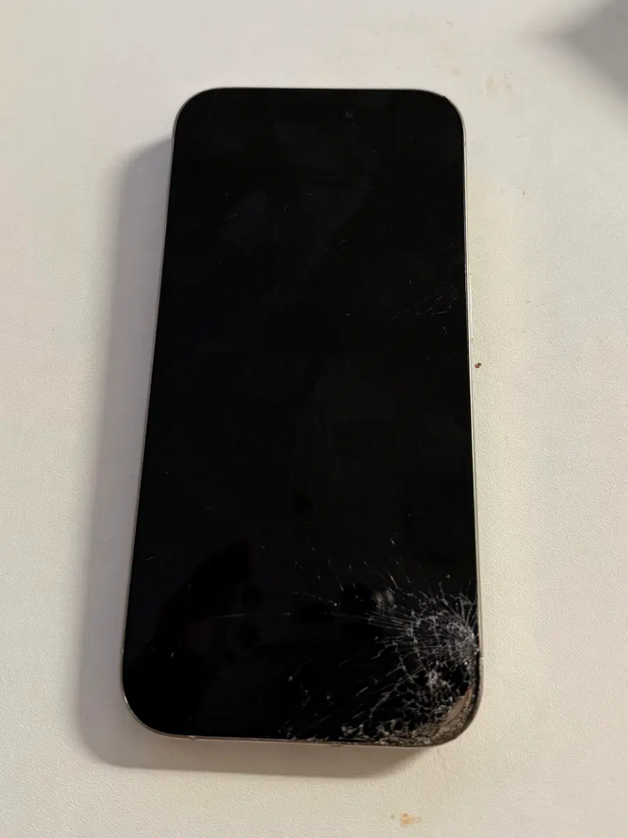 iPhone 15 Pro 128GB cracked screen