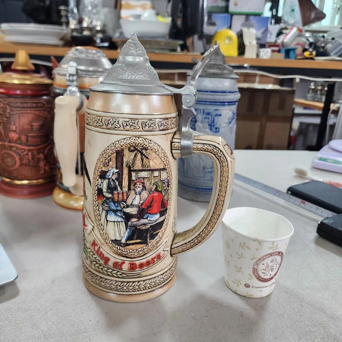 안호이저-부시의 전통 도자기 전통을 한정판 맥주잔은 17세기 선술집과 주점의 담고 있습니다. 높이24.7cm