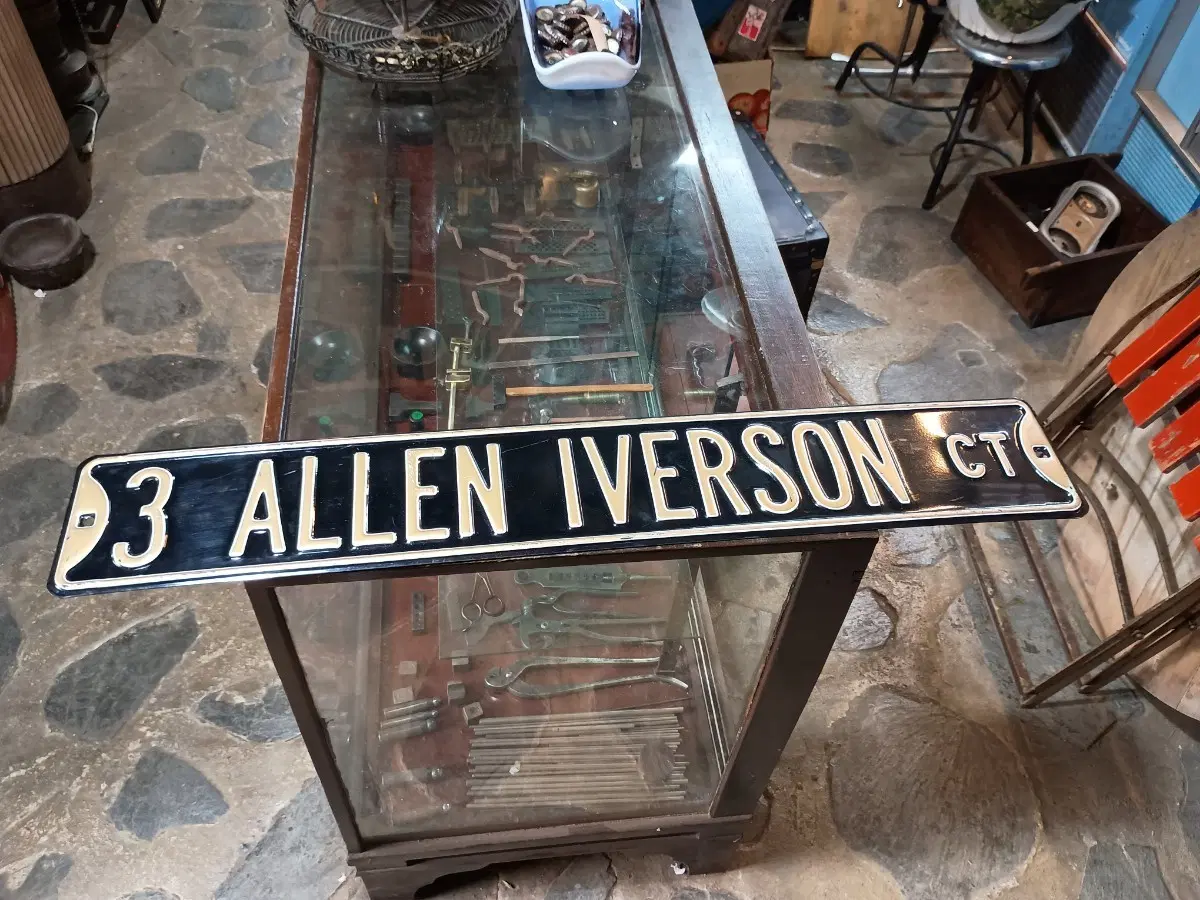 NBA 전설적인 농구 선수 앨런 아이버슨(Allen Iverson)의 등번호 3번 CT 새겨진 빈티지 에라멜 금속 거리 표지판