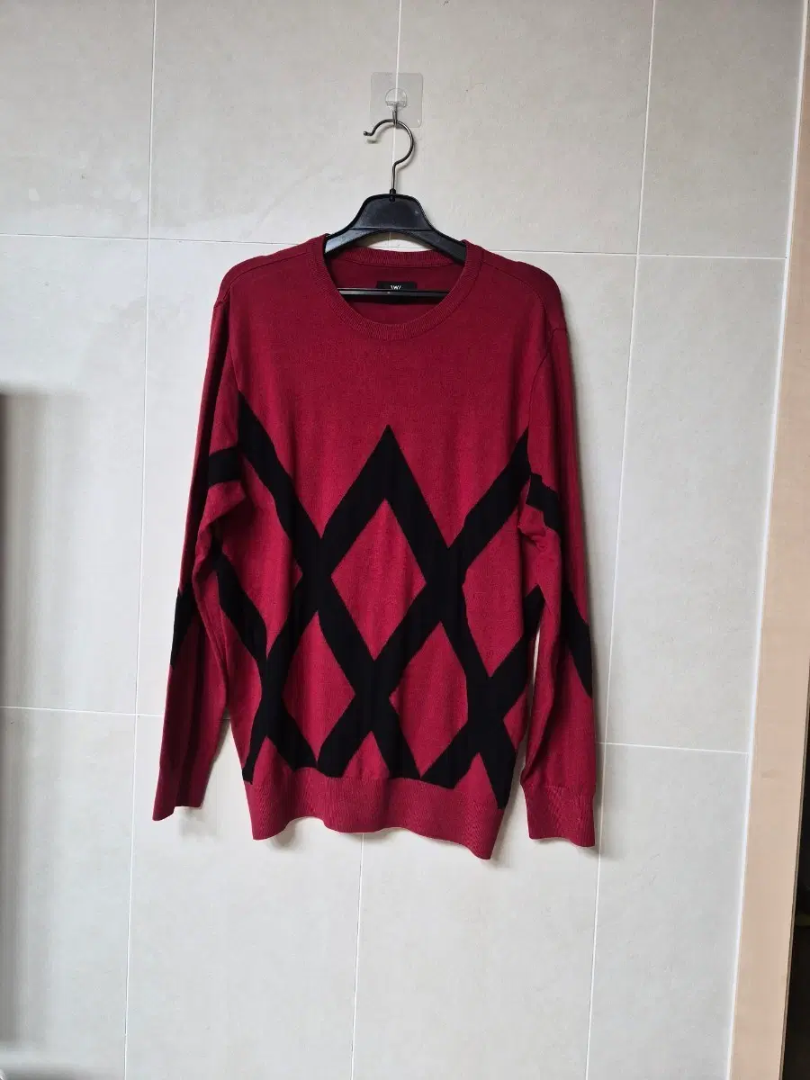 어뉴 레드 블랙 다이아몬드 패턴 니트