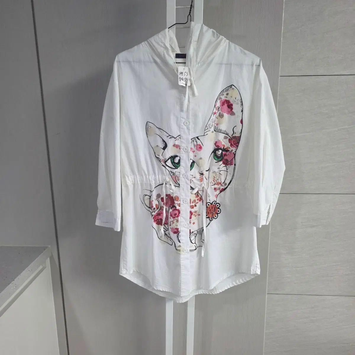 화이트 고양이 프린트 후드 셔츠
