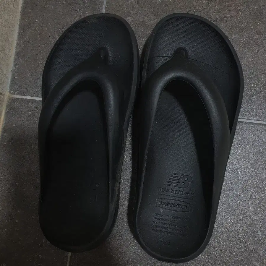 뉴발란스x토앤토 플립플랍 쪼리 블랙 SM(235-240)
