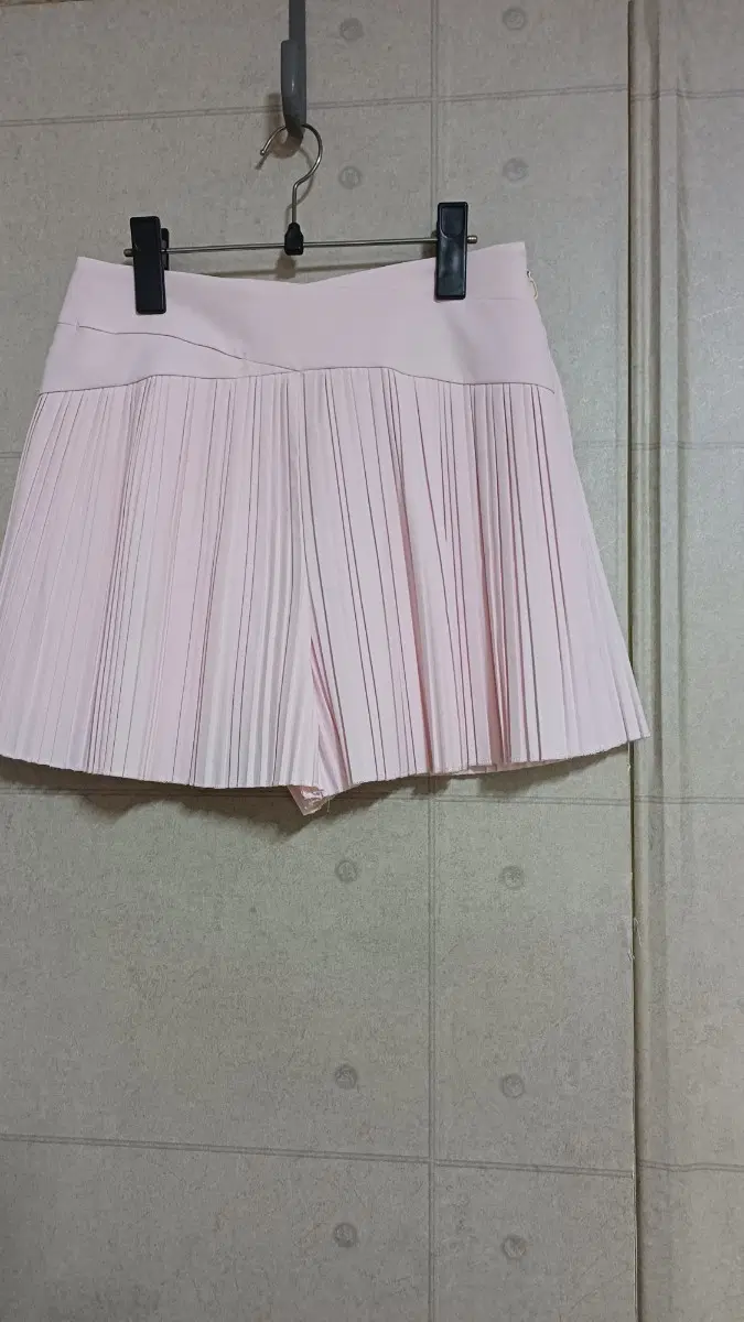 타이틀 리스트 핑크색 플리츠반바지