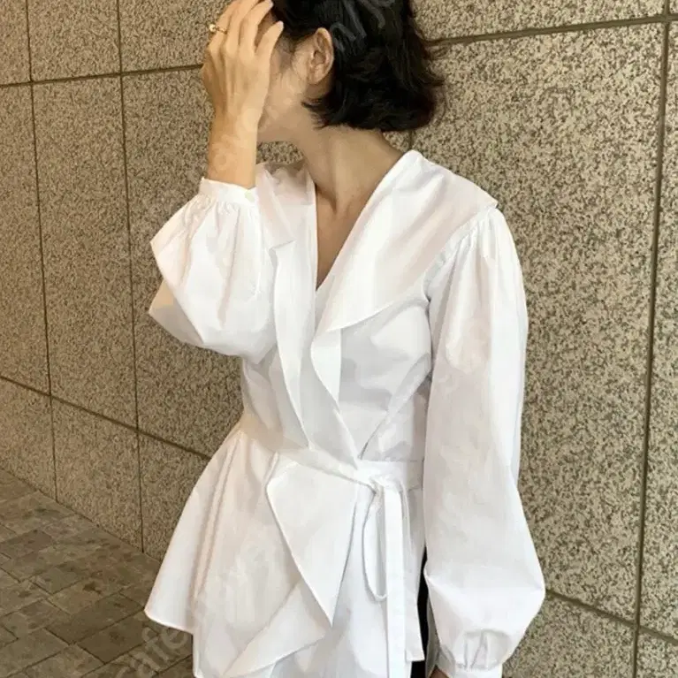 오르 orr 러플드 랩 블라우스