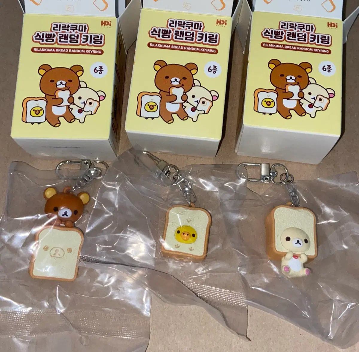 리락쿠마 cgv 식빵 키링 3개세트 양도합니다! 코리락쿠마 키이로이토리 A B