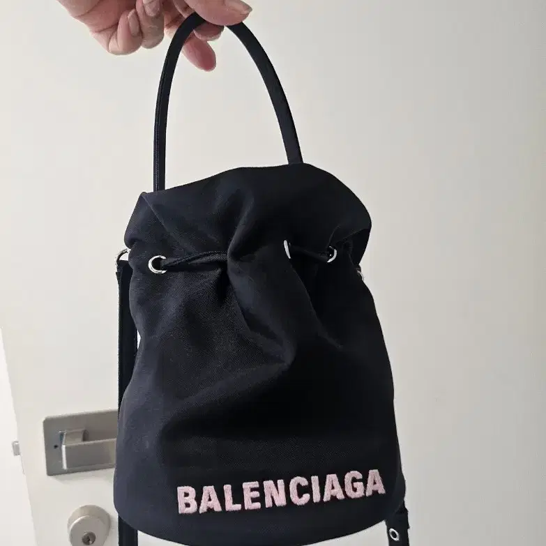 발렌시아가 BALENCIAGA 드로스트링 버킷백 XS 핑크