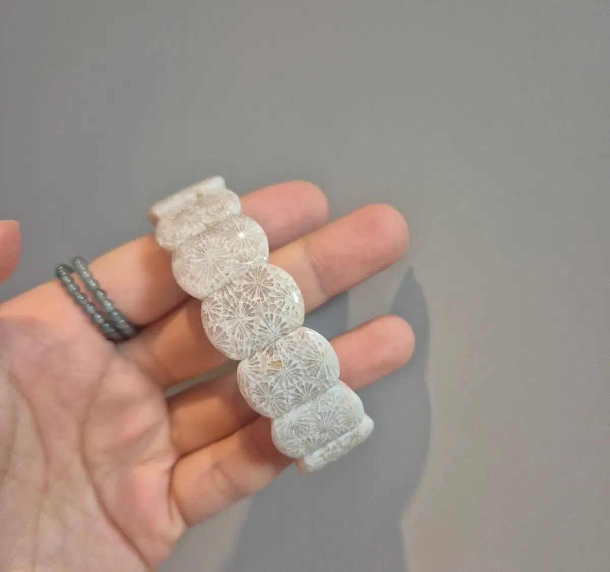 [천연원석] 국화 산호석 20mm 와이드 뱅글 팔찌 (화석석)