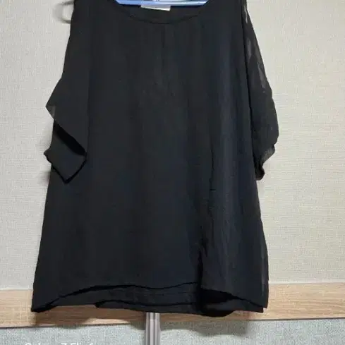 블랙 오프숄더 민소매 블라우스