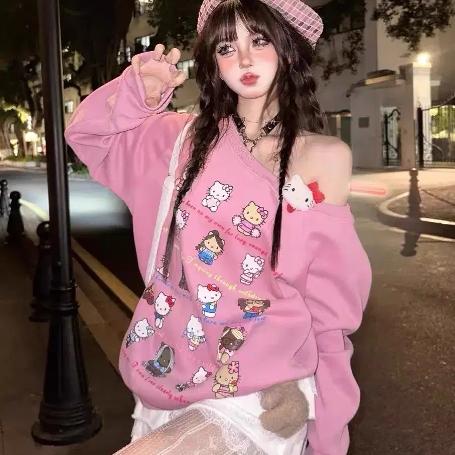 [새상품]헬로키티 오프숄더 맨투맨