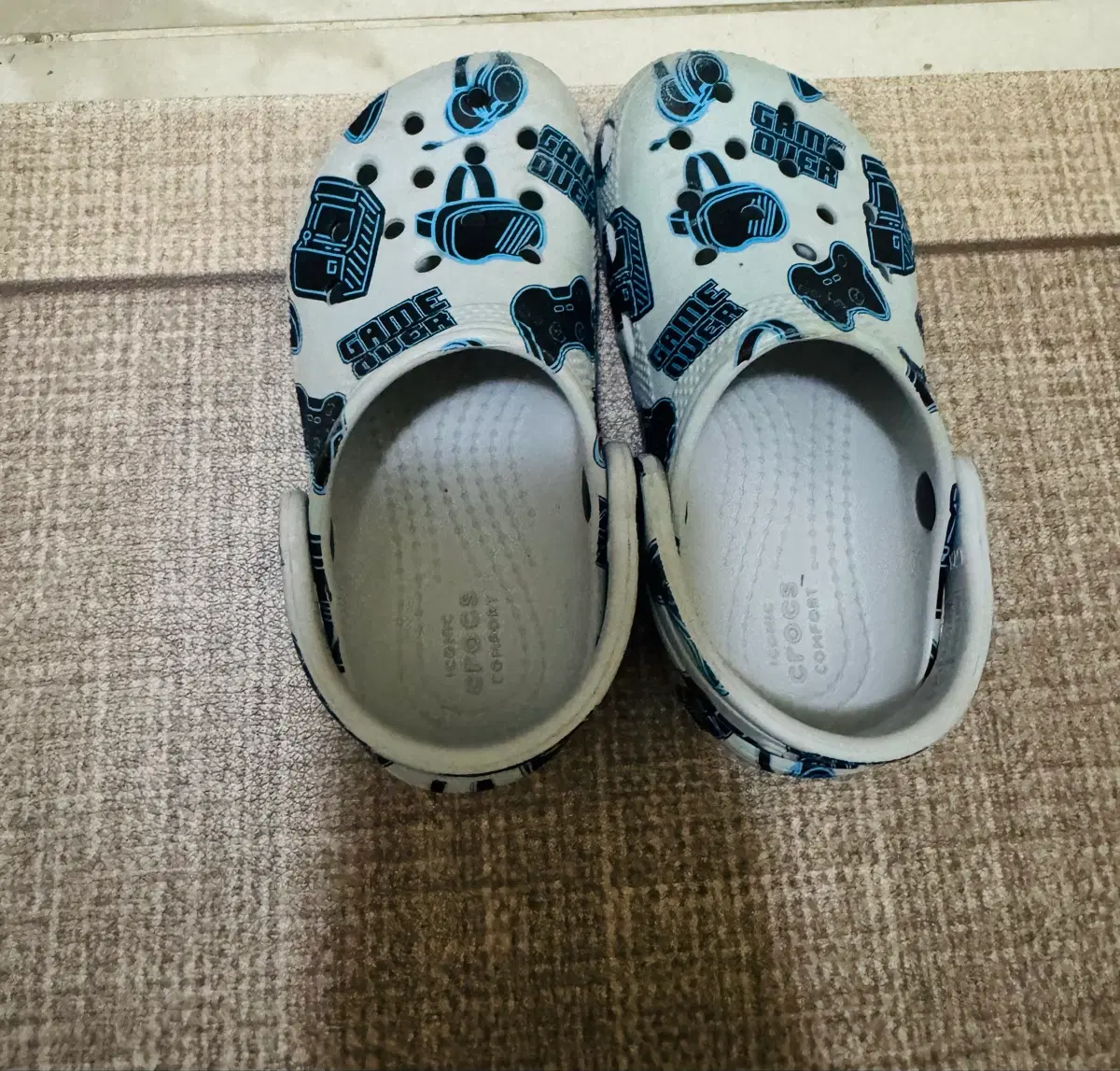크록스 게임오버 패턴 샌들