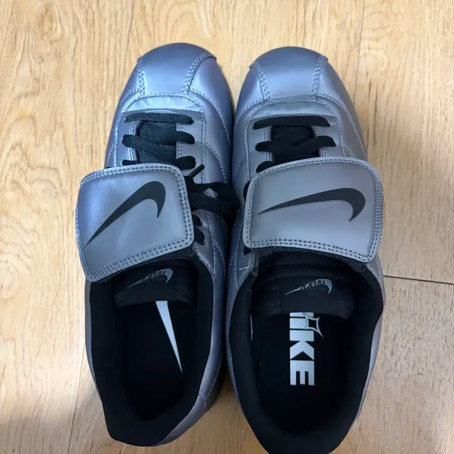 나이키 코르테즈 레더 SE 메탈릭 쿨 그레이 블랙