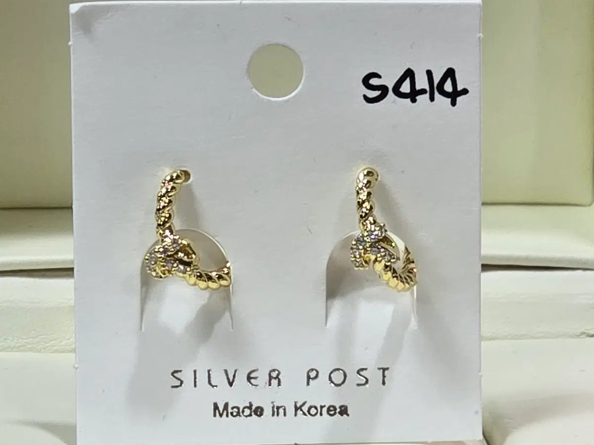 실버포스트 꼬임 큐빅 귀걸이 1,5센치