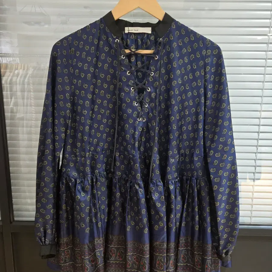 사카이 럭(sacai luck) 페이즐리 나염 레이스업 블라우스