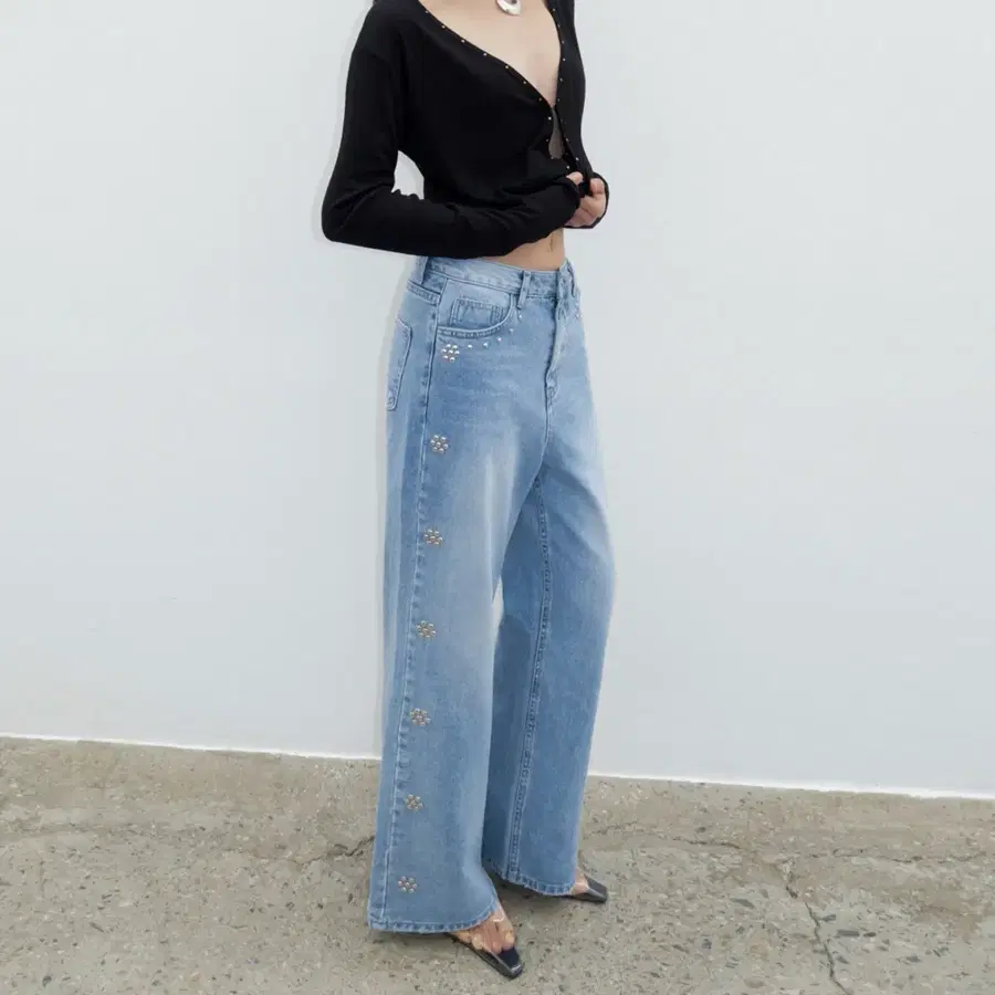 폴리수엠 바지 (WASHED STUDDED FLOWER FLARED JEANS, LIGHT BLUE)