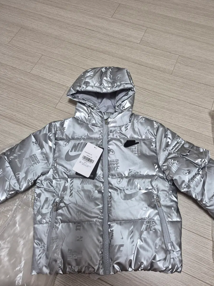 나이키 키즈 숏패딩 실버