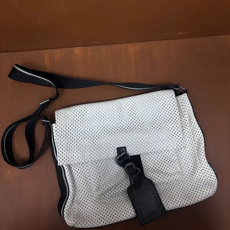 휴고 보스 소가죽 펀칭 메신저백