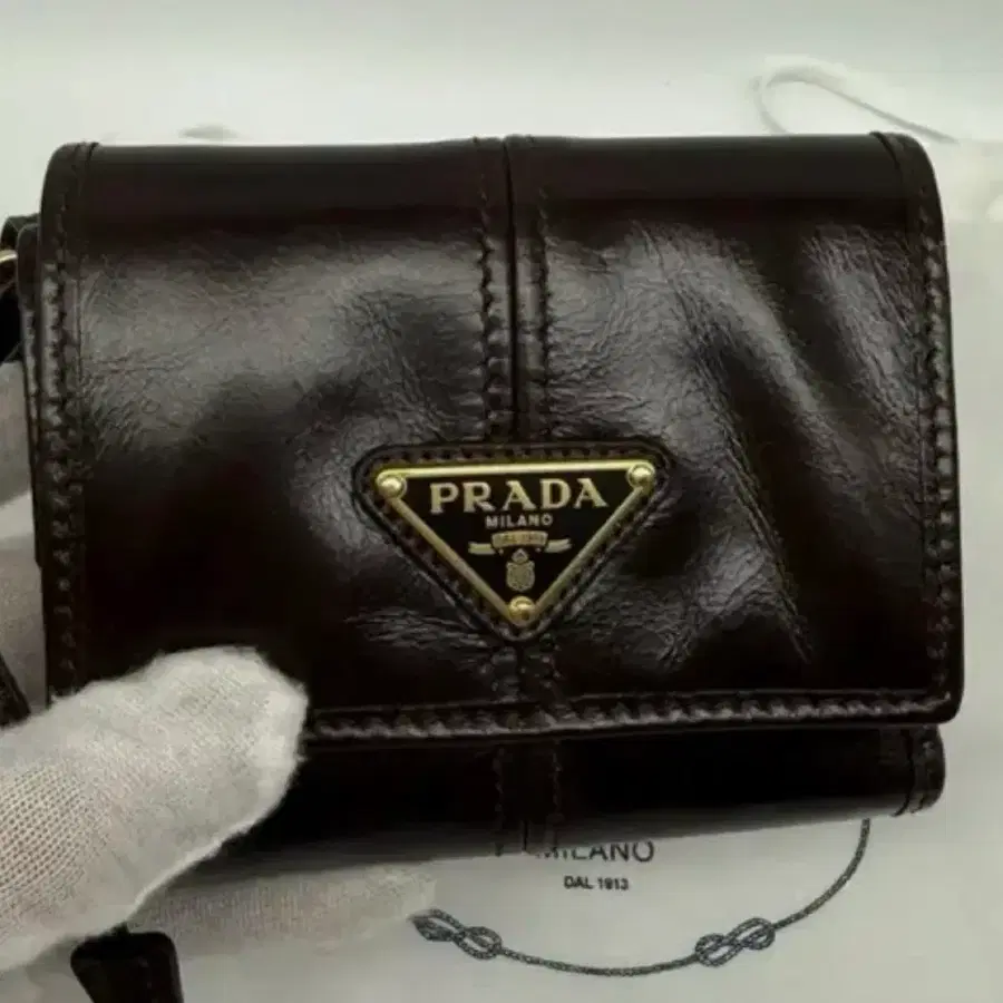 프라다 에나멜 삼각로고 소가죽 지갑 스몰 사이즈 여성 다크브라운