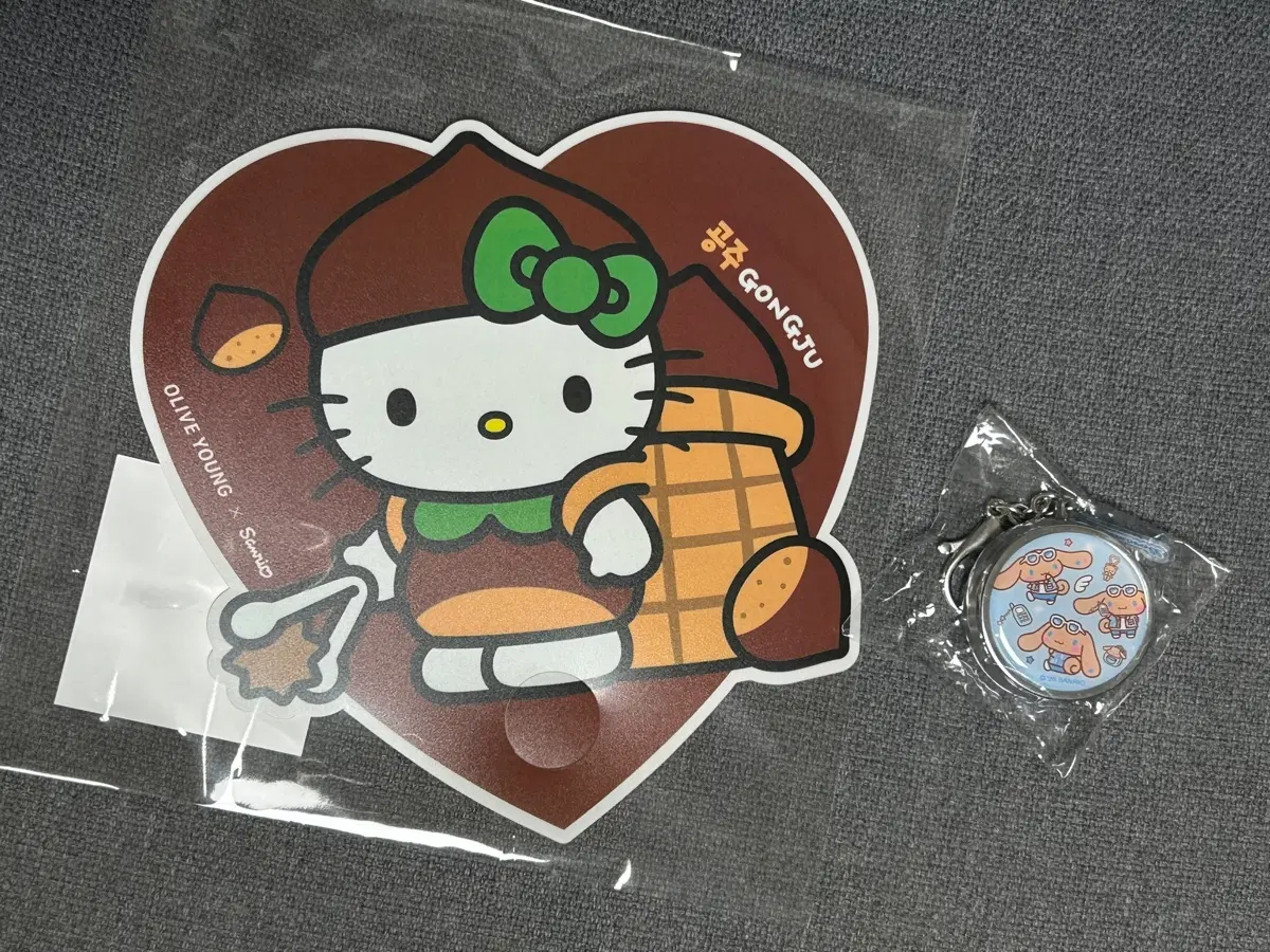 올리브영 키티 공주 밤 부채 및 릴리바이레드 시나모롤 키링 일괄 판매합니다!