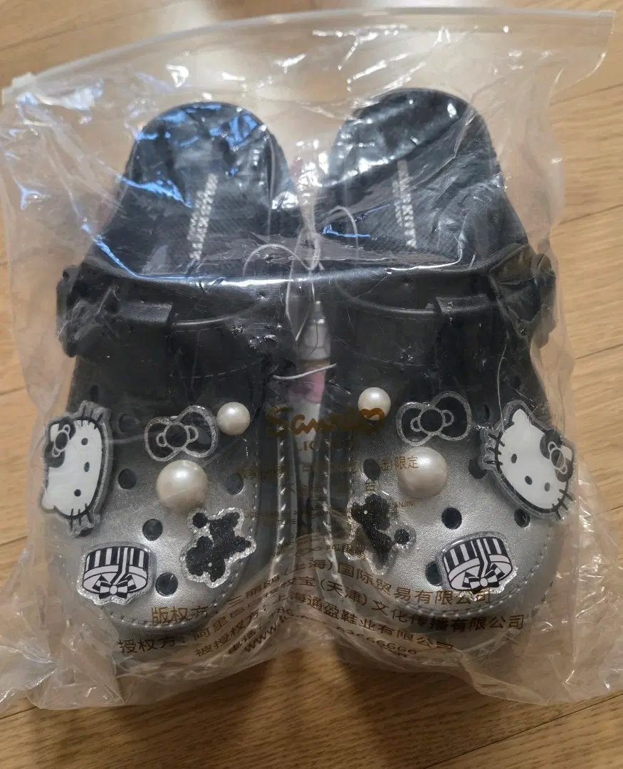 Hello Kitty Platform Slippers Black & Silver 230 (New)