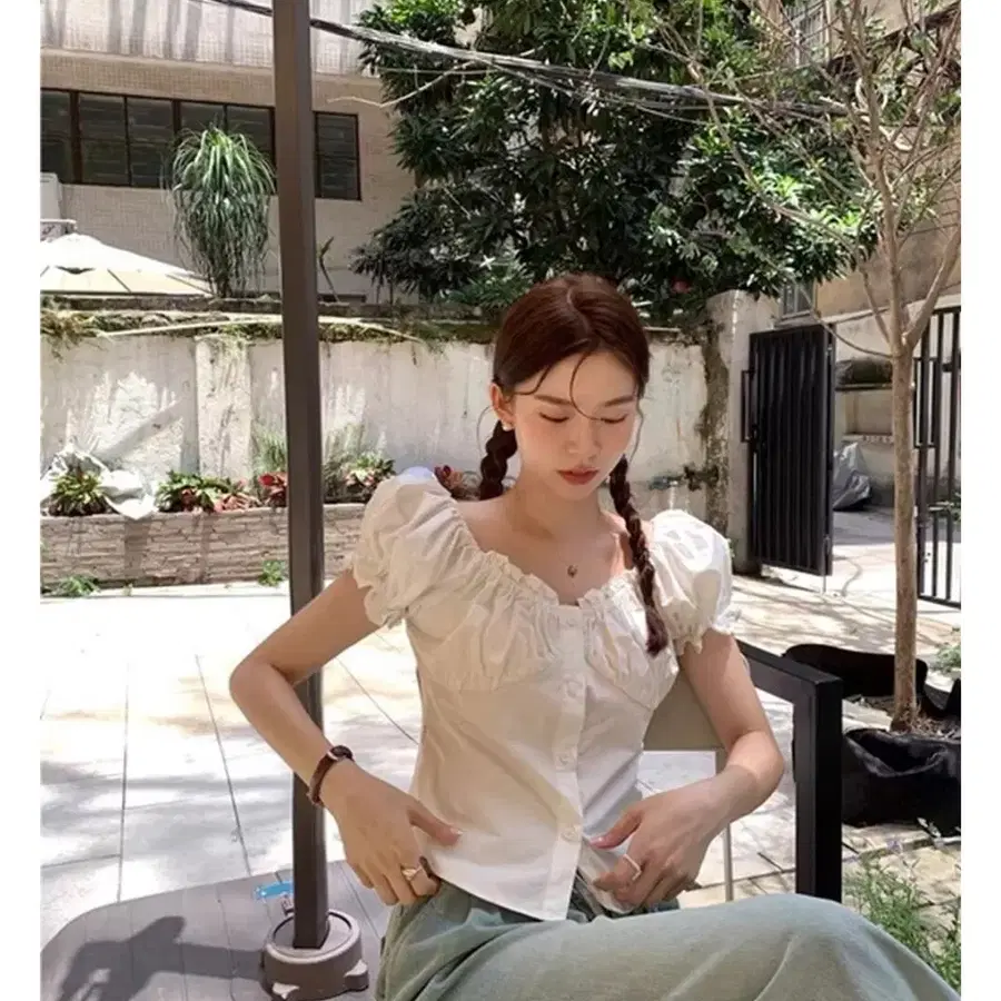 프릴 오프숄더 반팔 블라우스
