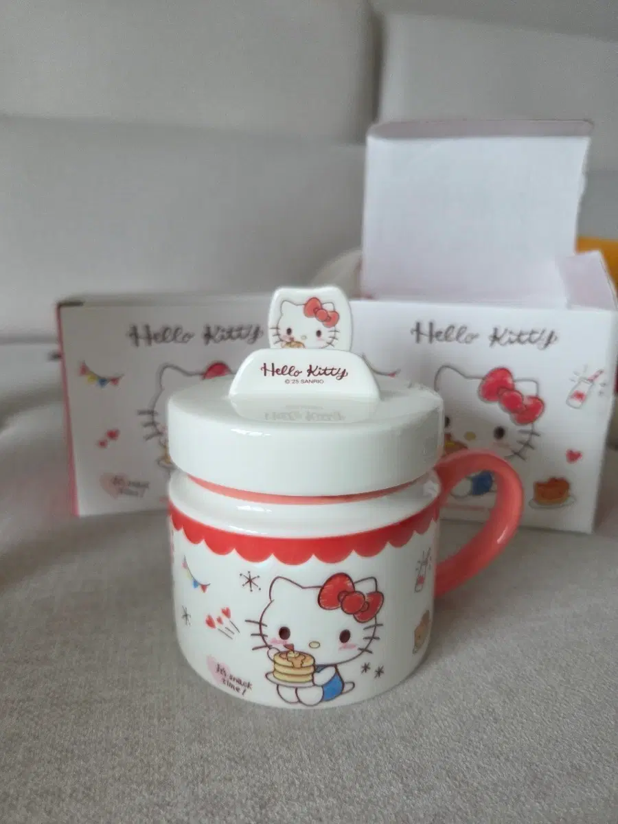 (새상품) 산리오 헬로키티 뚜껑 머그컵 400ml