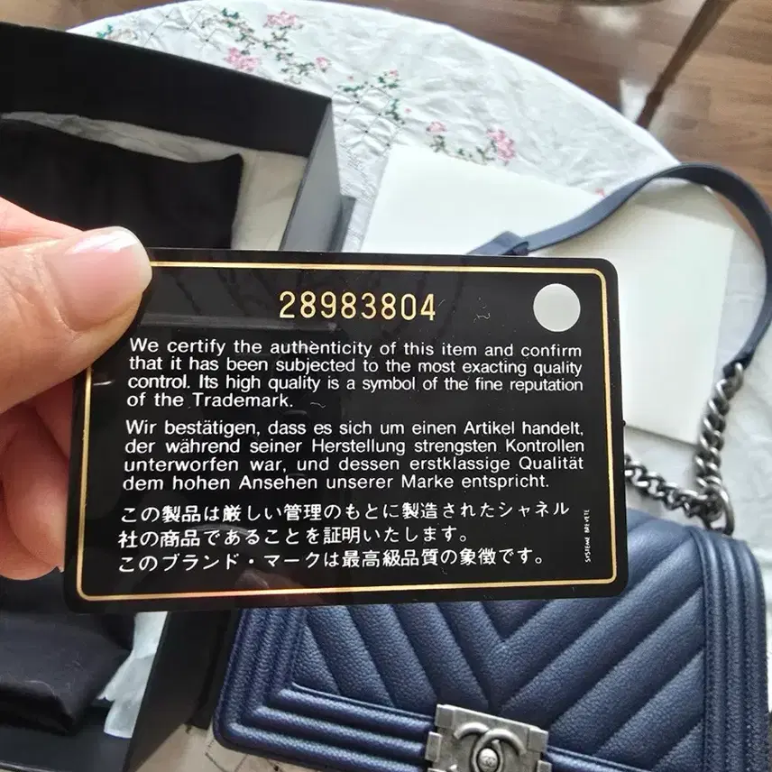 샤넬 정품 네이비 쉐브론 보이백 미듐 캐비어 빈티지 은장 사진 5