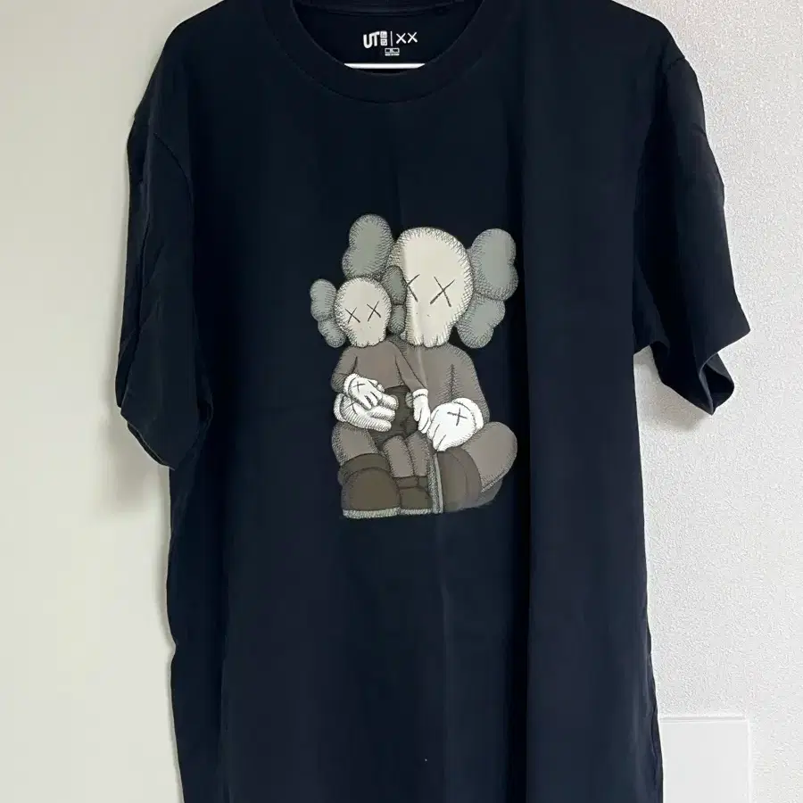 유니클로 KAWS 반팔