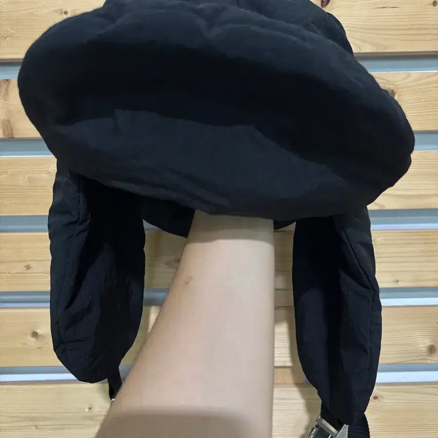 배드블러드 나일론 패딩 모자