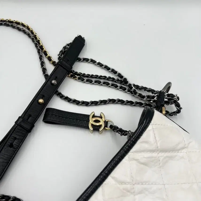 샤넬 가브리엘 호보 스몰 화이트 A91810 29번대 사진 2