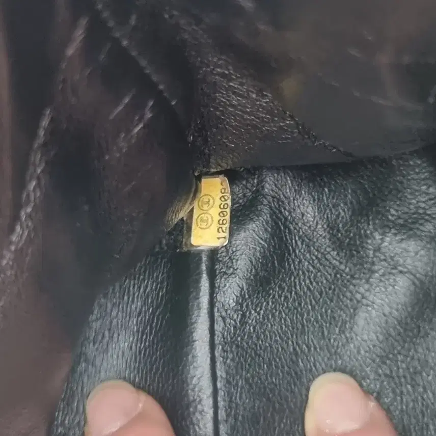 샤넬 정품 2.55 블랙 체인백 (실제가 훨 상태 좋습니다)모델핏 참고 사진 4
