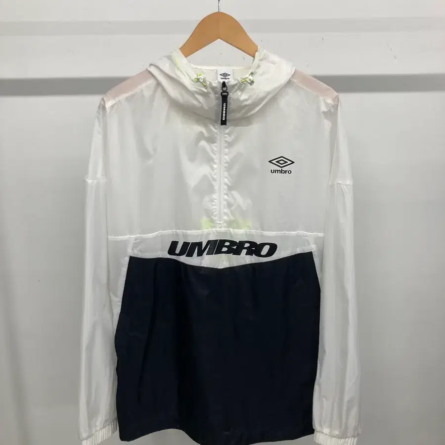 엄브로 umbro 아노락 경량 후드 바람막이 자켓 100