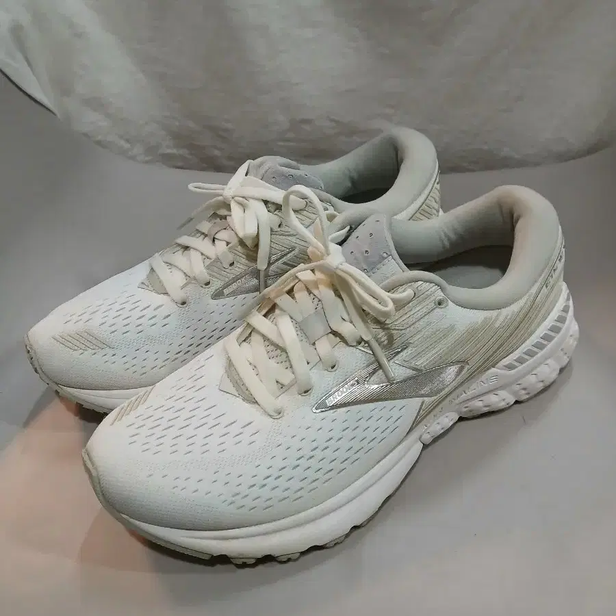 브룩스 고스트 19여성 러닝화 화이트 /베이지 245/250mm
