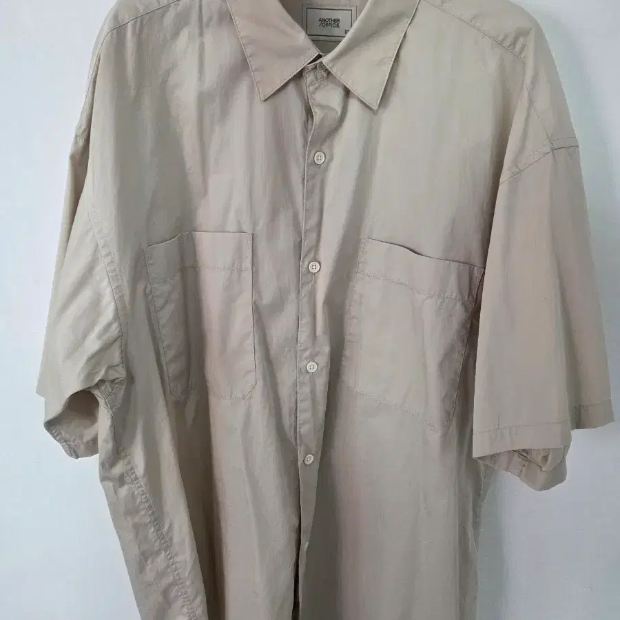 어나더오피스 writer shirt (almond milk)