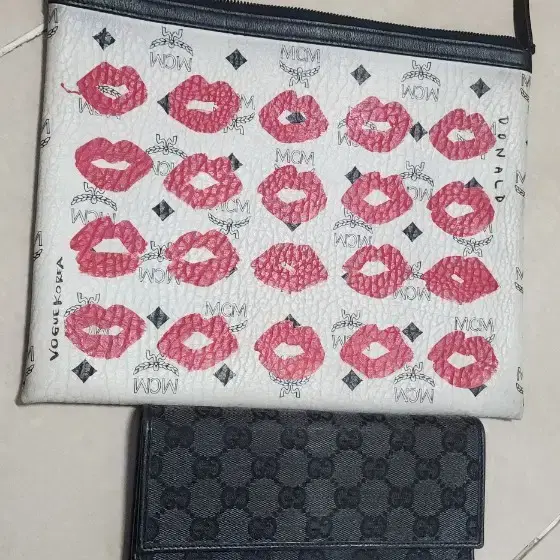 MCM 입술프린팅 클러치백