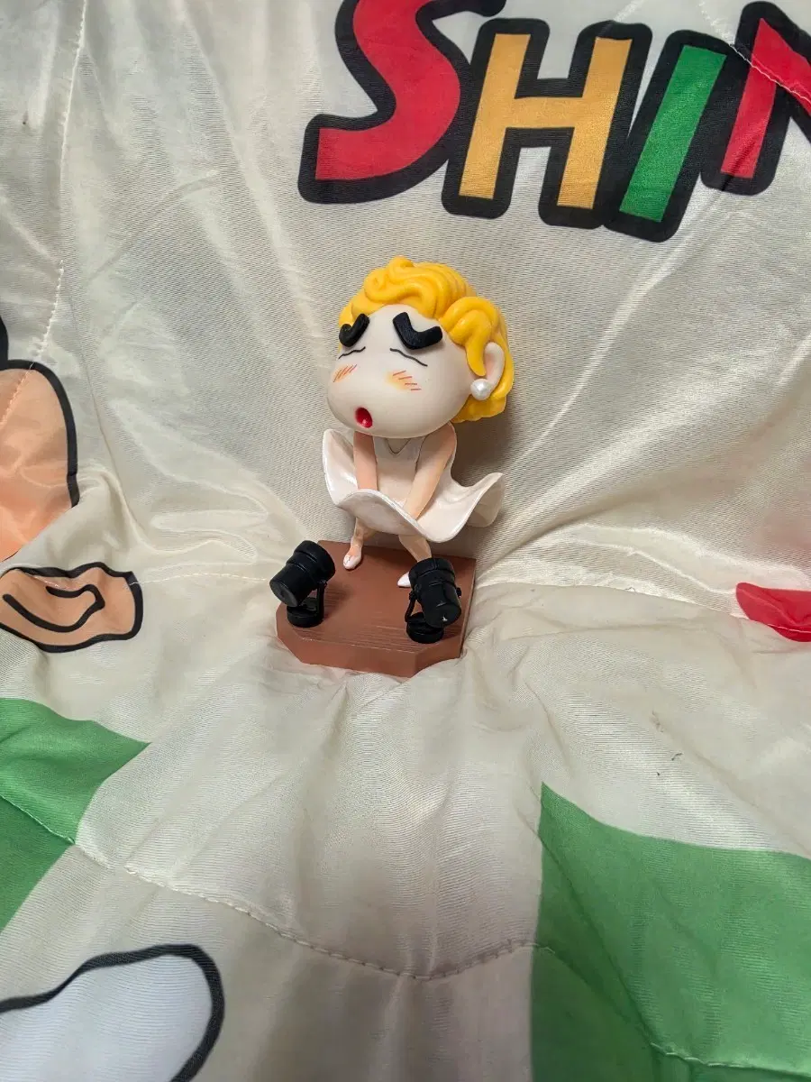 짱구피규어 마릴린먼로 코스프레 피규어
