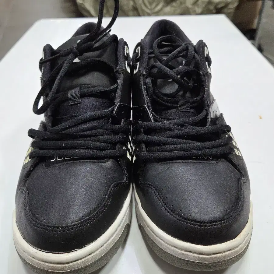 조던 운동화 블랙 색상 275