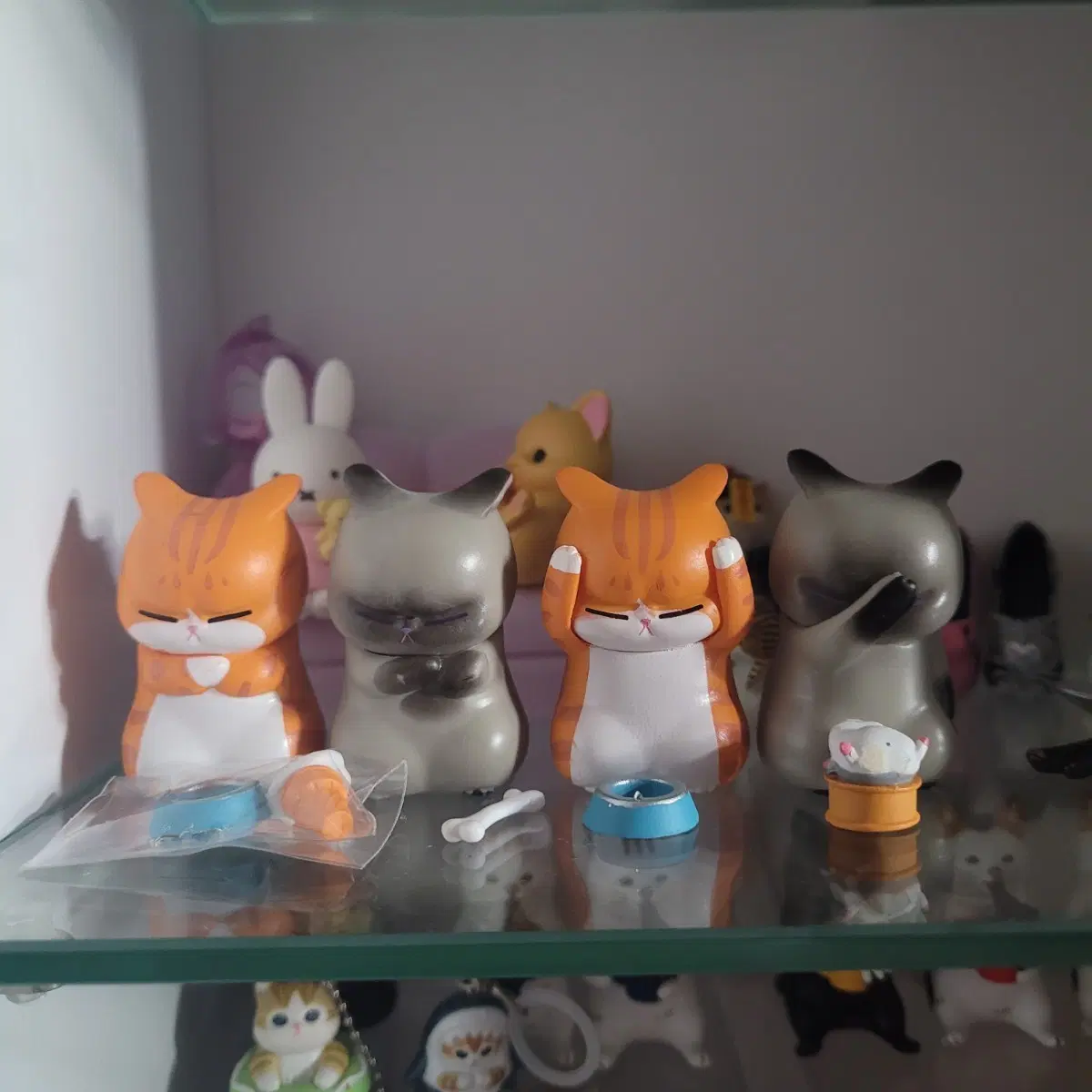 고양이 가챠 고민하는 고양이 피규어