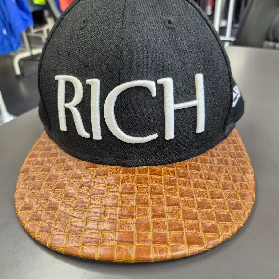 RICH 뉴에라스냅백 블랙/브라운