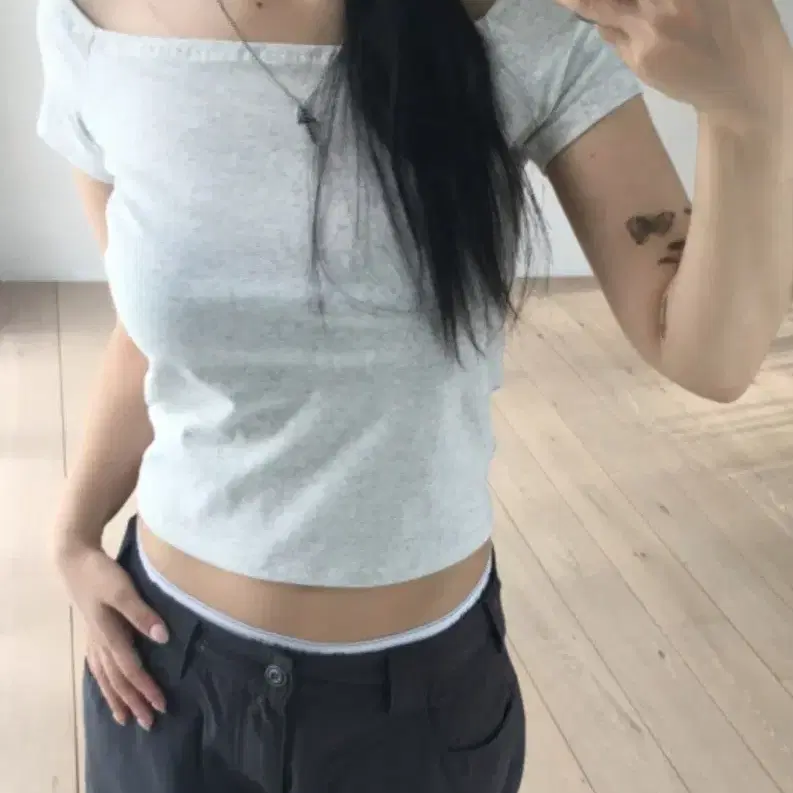이즈이즈 오프숄더 반팔티