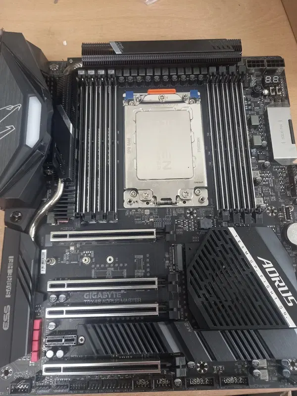 기가바이트 TRX40 AORUS MASTER + 라이젠 3970X 팝니다