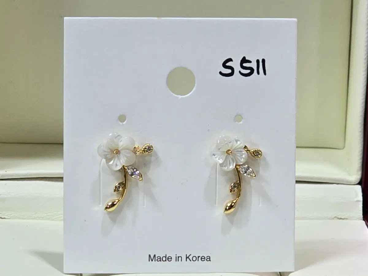 꽃 모양 자개 귀걸이 1,7센치
