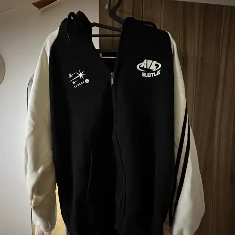 AVL SUBTLE 배색 후드 집업