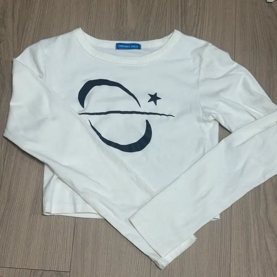 화이트 크롭 롱슬리브