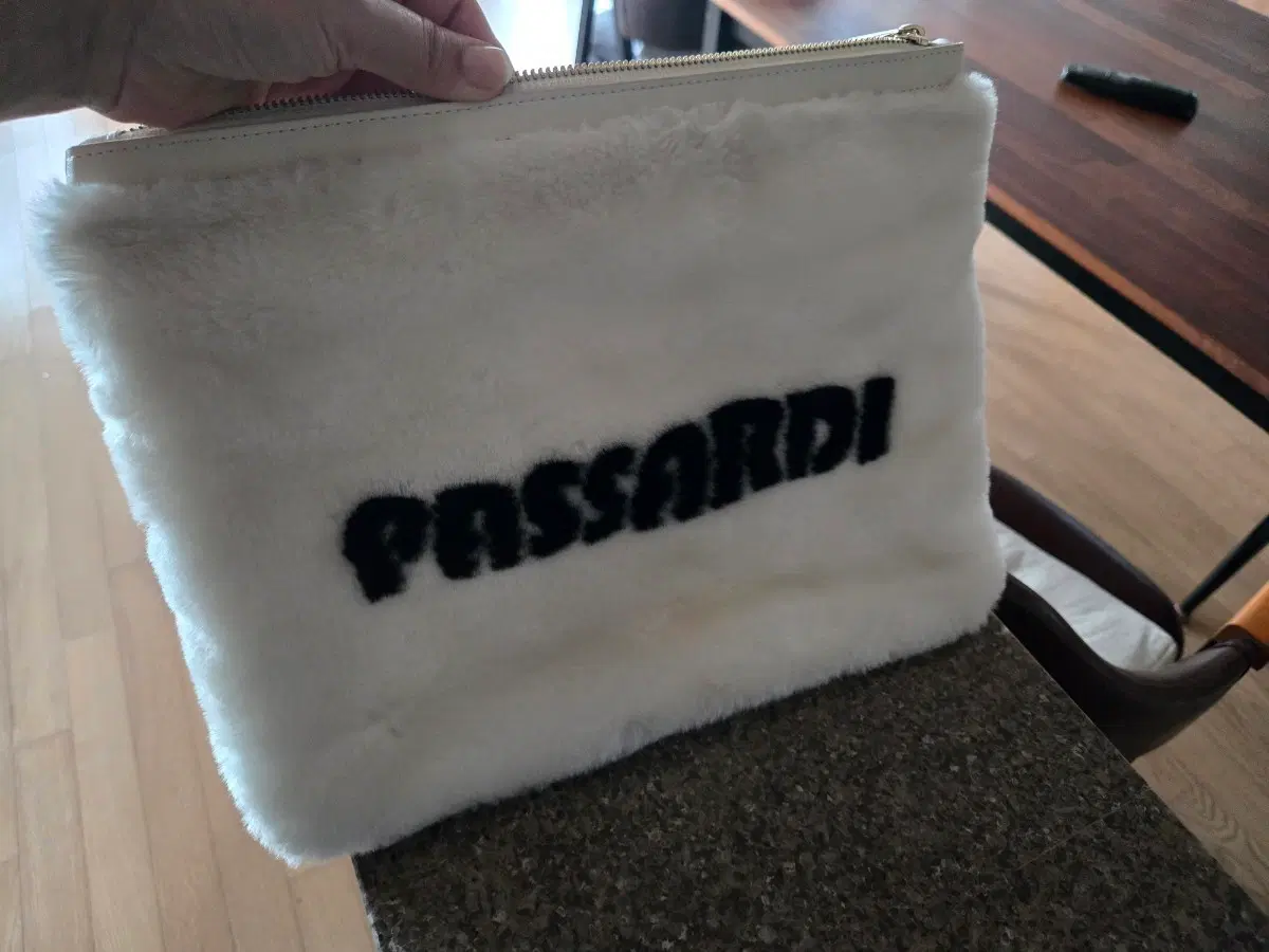 PASSARDI 퍼 클러치백 화이트