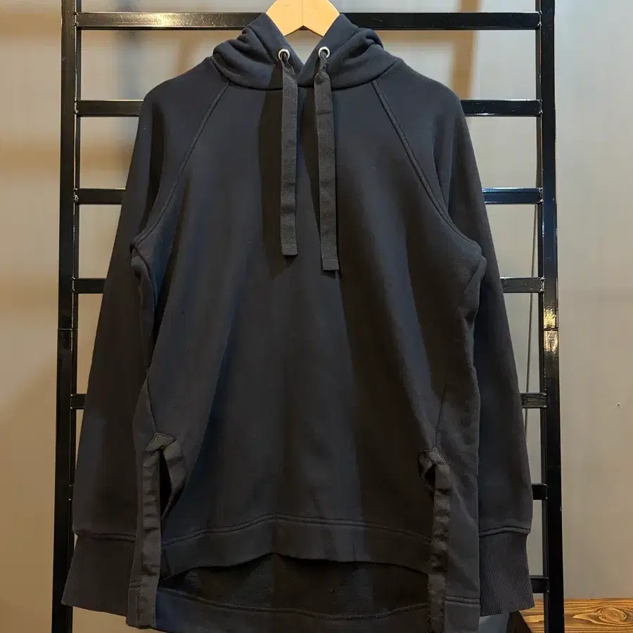 [S-M (XS)] 코스(COS) 사이드 슬릿 디테일 후드 티셔츠 (블랙) 4.5