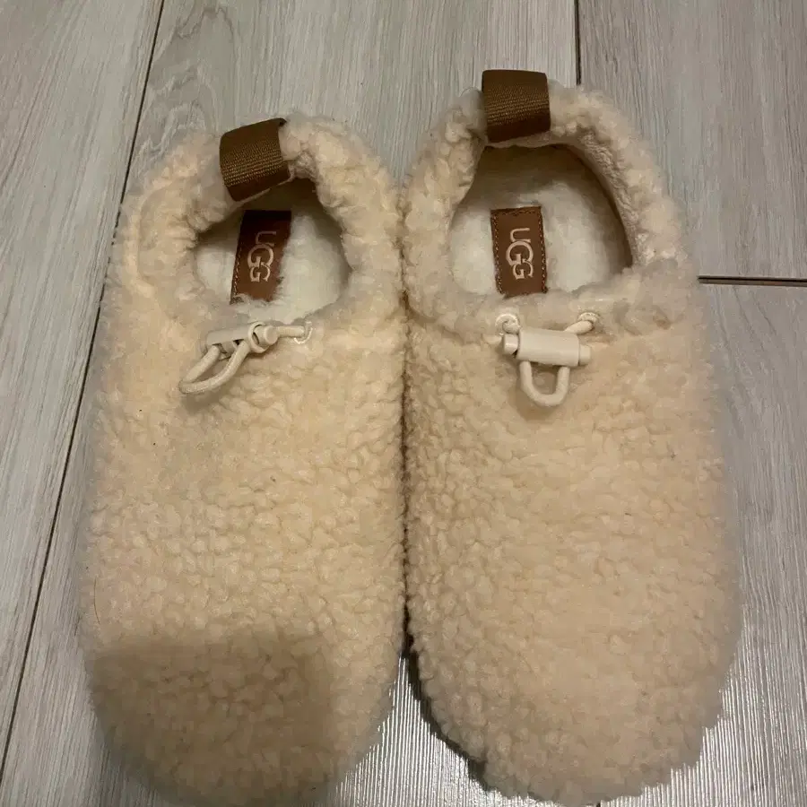 UGG 어그 플러시 슬리퍼 230 / 내추럴 체스트넛 / 상태좋음