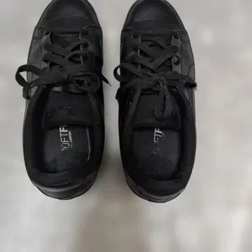 SOFTFOAM+ 인솔 탑재한 심플 블랙 컬러 PUMA제 스니커즈